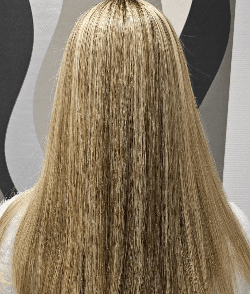 Blonde Strähnen – glattes, seidiges Haar