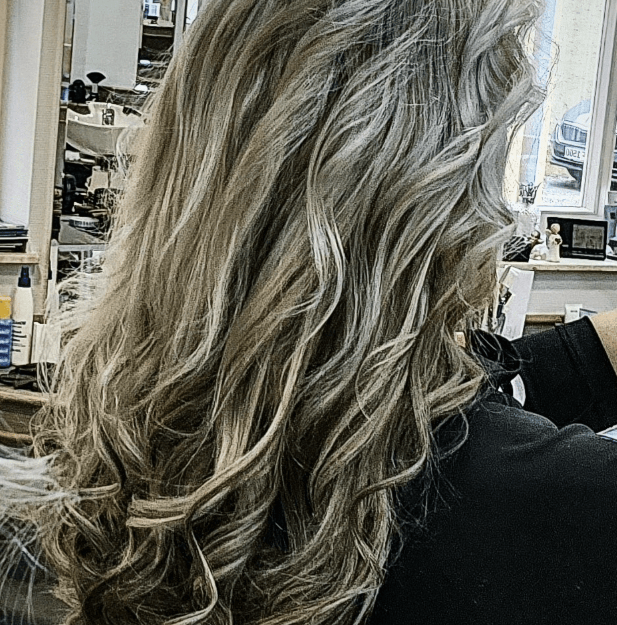 Balayage in Aschblond mit natürlichem Volumen